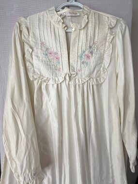 Barbizon Vintage LS Ivory Nightgown Silky Women’s Size L Embroidered Pockets